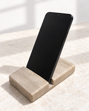 Serpeggiante Marble phone holder supporting a phone in portrait orientation
