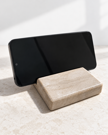 Serpeggiante Marble phone holder supporting a phone in landscape orientation